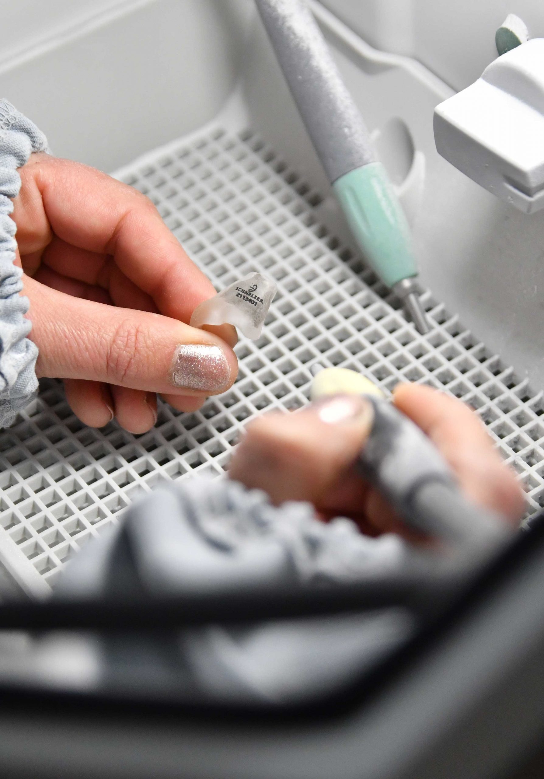 Handarbeit an einer Otoplastik