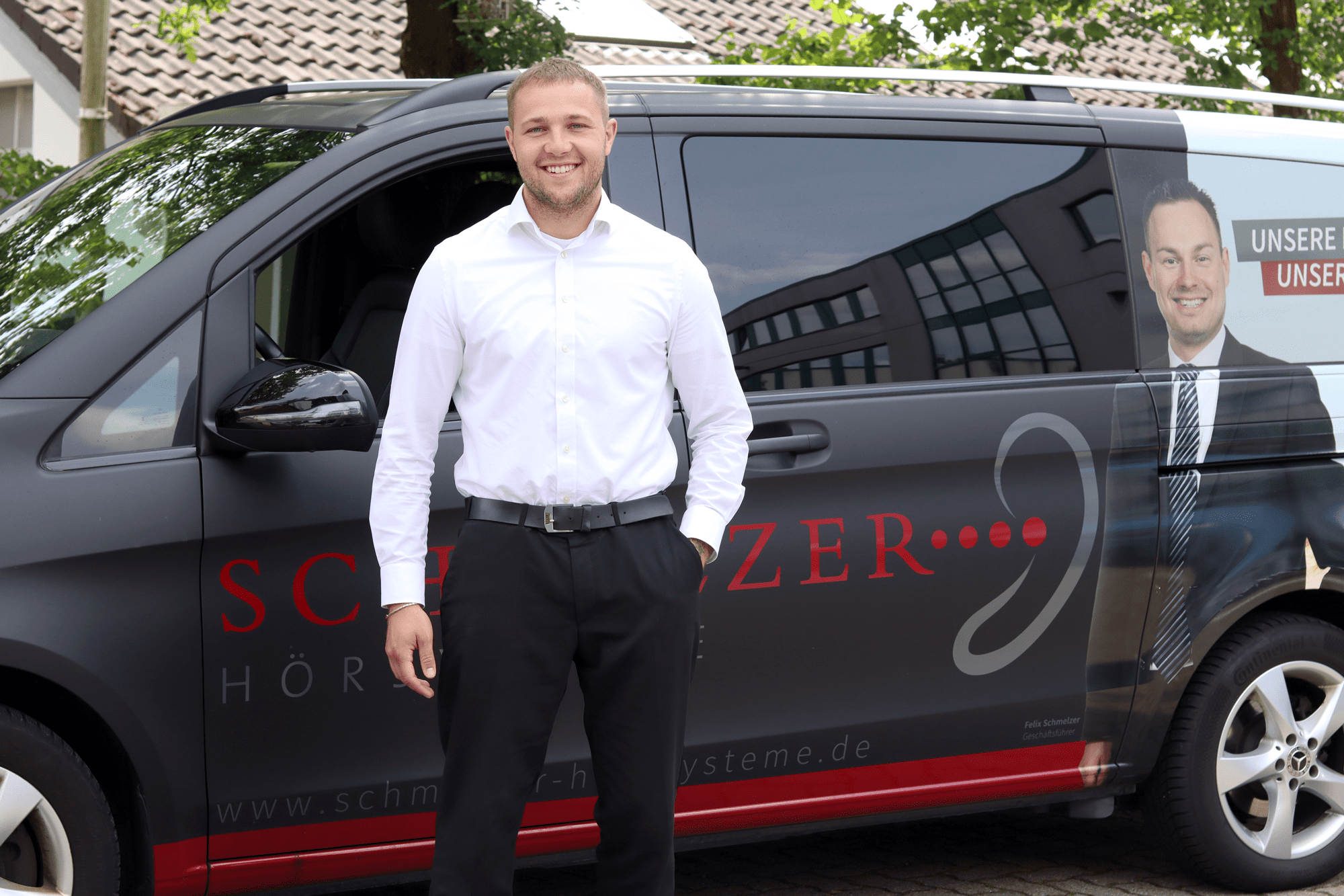 Hörakustiker Lucas Zimmermann vor dem Schmelzer Hörmobil