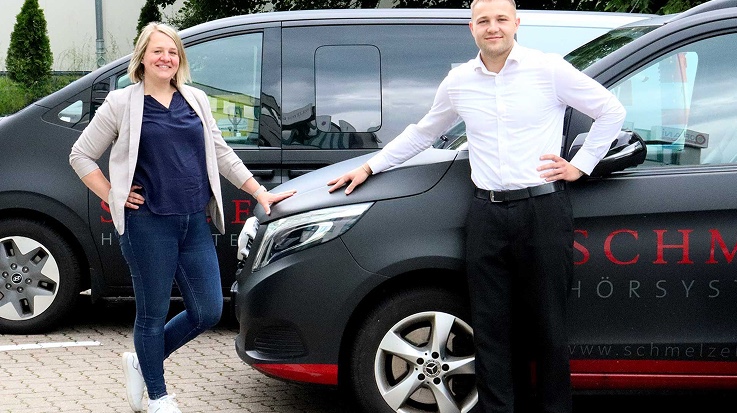Hörakustikerin und Hörakustiker vor dem Schmelzer Hörmobil