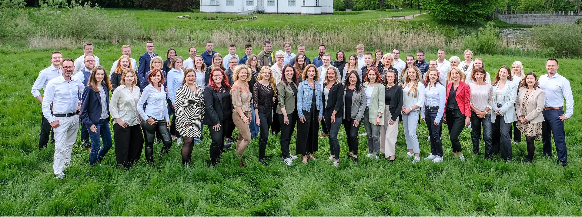 Schmelzer Hörsysteme Gruppenbild Schmelzer Hörsysteme Gruppenbild auf der Schlosswiese in Ahrensburg