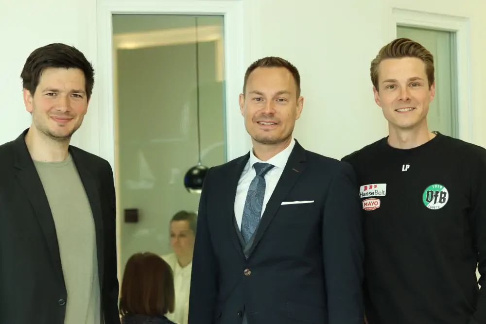 Herr Schmelzer mit Fußballspielern vom VfB Lübeck Herr Schmelzer mit Fußballspielern vom VfB Lübeck