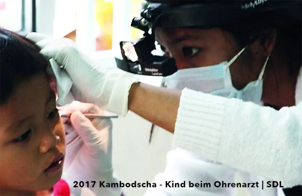 Ohrenarzt untersucht Ohr von Kind Ohrenarzt untersucht Ohr von Kind