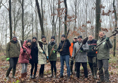 Schmelzer Mitarbeiter im Wald beim Bäume pflanzen