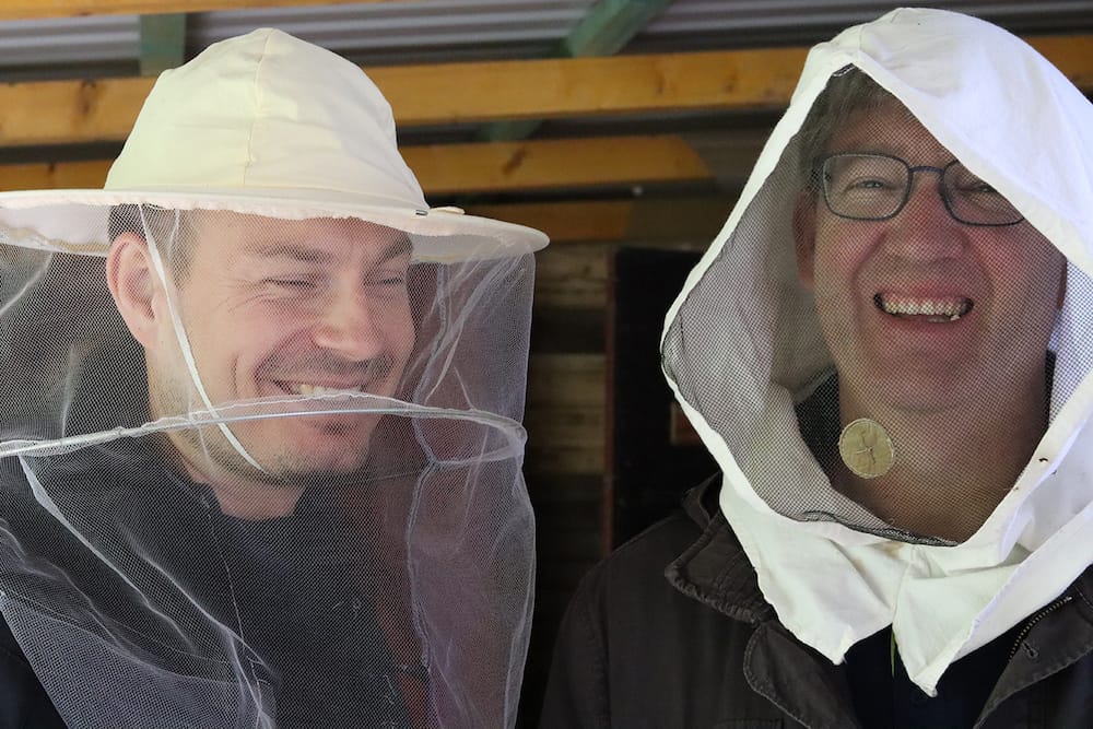 Herr Schmelzer und Herr Wilms im Bienengarten Herr Schmelzer und Herr Wilms im Bienengarten