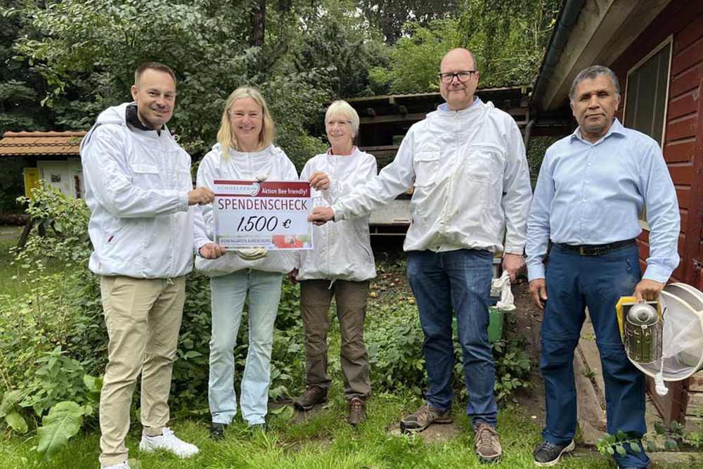 Felix Schmelzer übergibt einen Spendenscheck an den Bienengarten Ahrensburg Felix Schmelzer übergibt einen Spendenscheck an den Bienengarten Ahrensburg