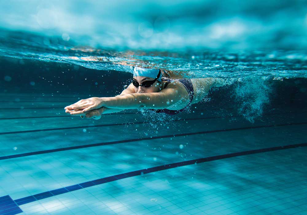 Schwimmerin im Hallenbad Schwimmerin im Hallenbad
