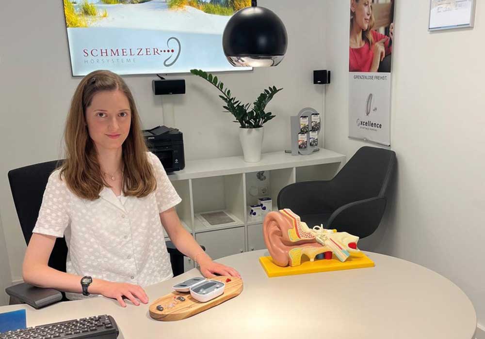 Mitarbeiterin in der Hörkabine Mitarbeiterin in der Hörkabine