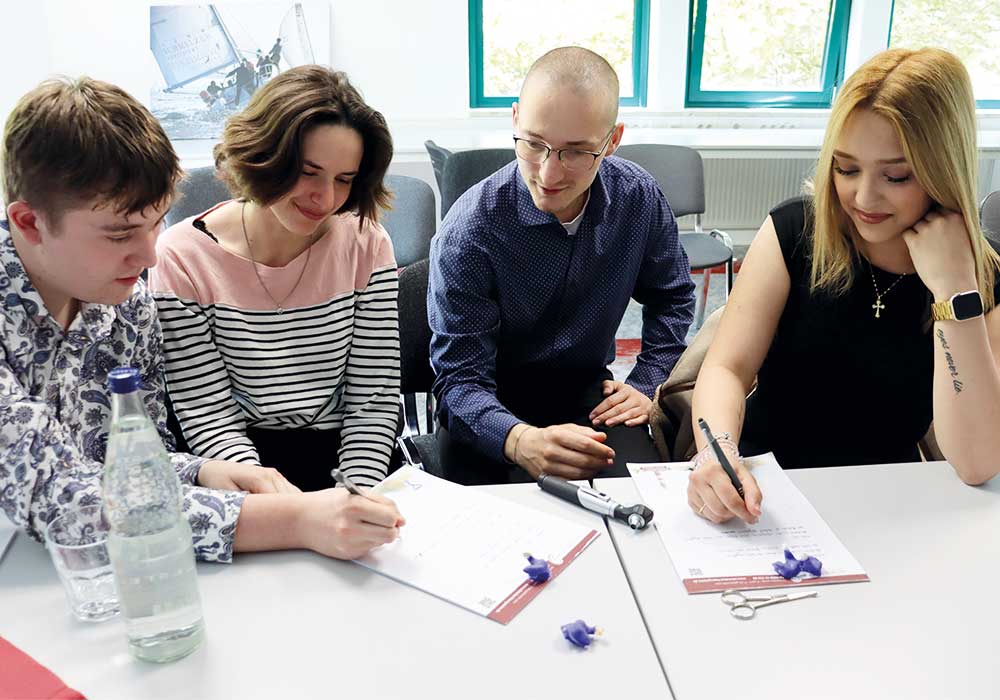 Auszubildende bearbeiten gemeinsam eine Aufgabe in der Schmelzer Academy Auszubildende bearbeiten gemeinsam eine Aufgabe in der Schmelzer Academy