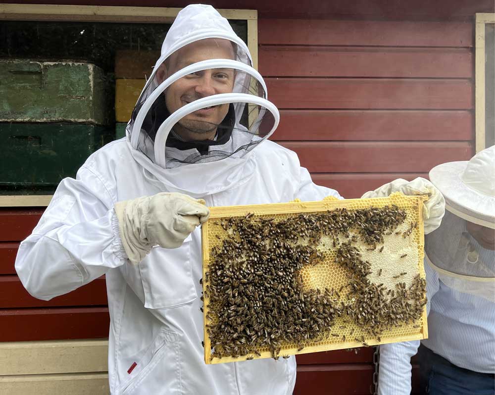 Felix Schmelzer im Bienengarten