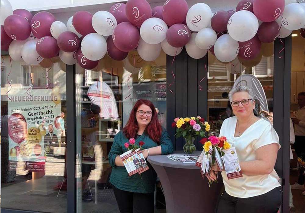 Mitarbeiterinnen vor dem Fachgeschäft in Geesthacht