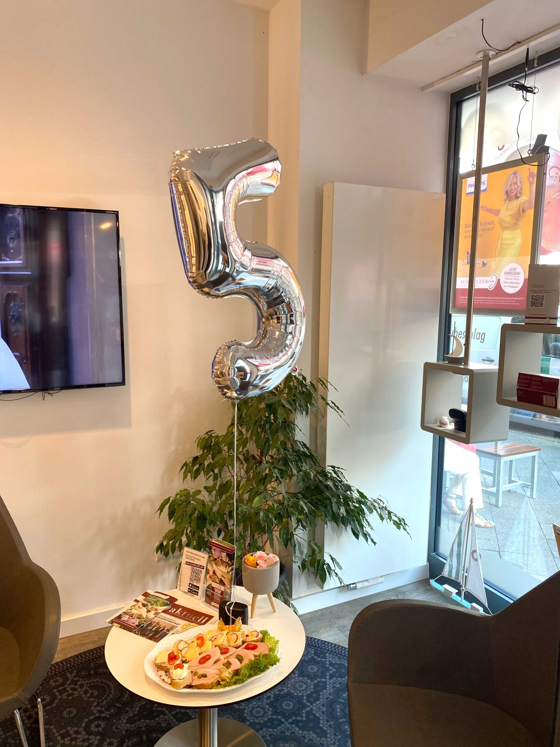 5 Jahre Schmelzer Hörsysteme Jubiläum mit Ballon