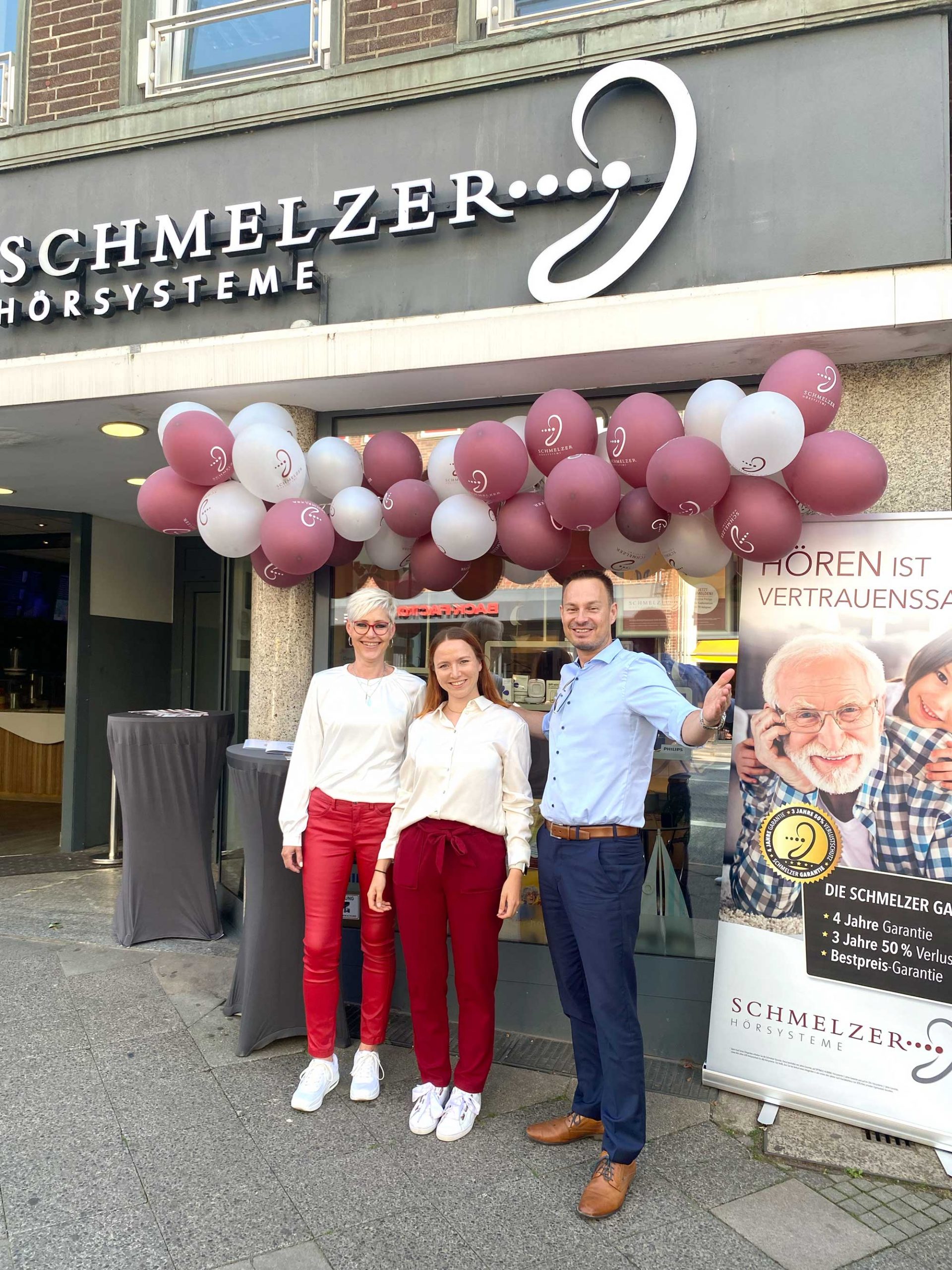 Schmelzer Hörsysteme Mitarbeiter vor dem Fachgeschäft