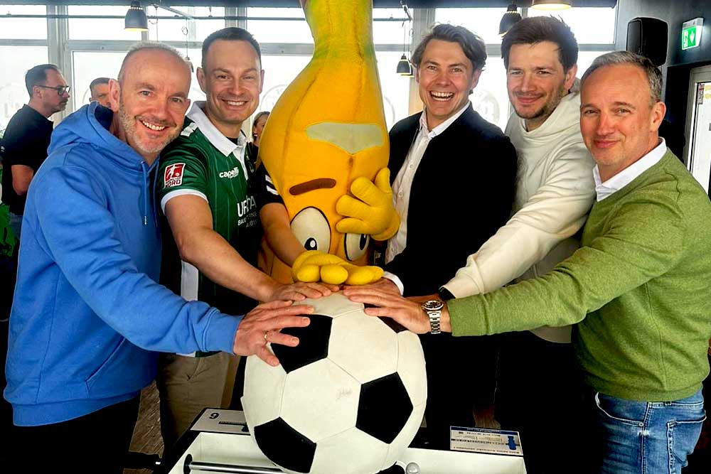 Schmelzer Team pflanzt Bäume